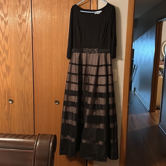 Emma street dress size 16 worn once. Long beautiful, elegant - Picture 4 of 4